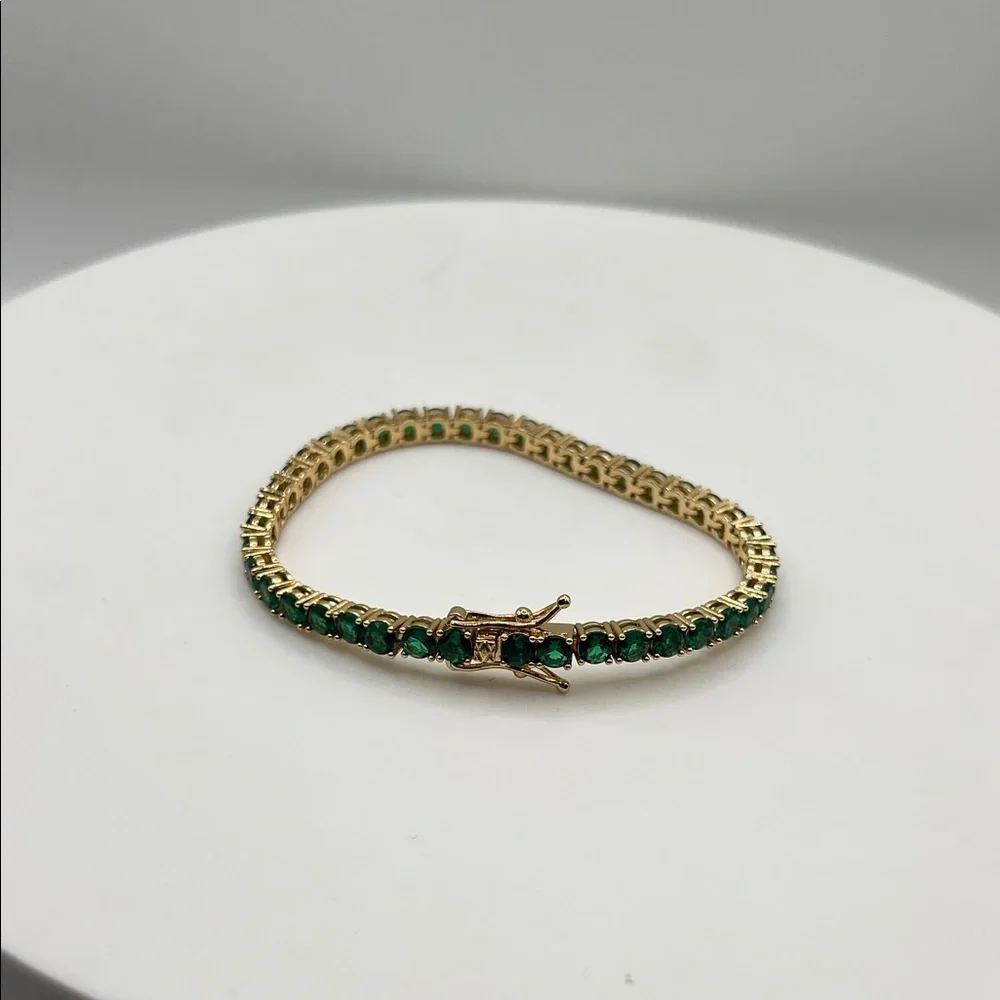 274. Elegant Gold and Green Bracelet